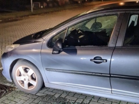 Team treft auto met ingeslagen ruit aan